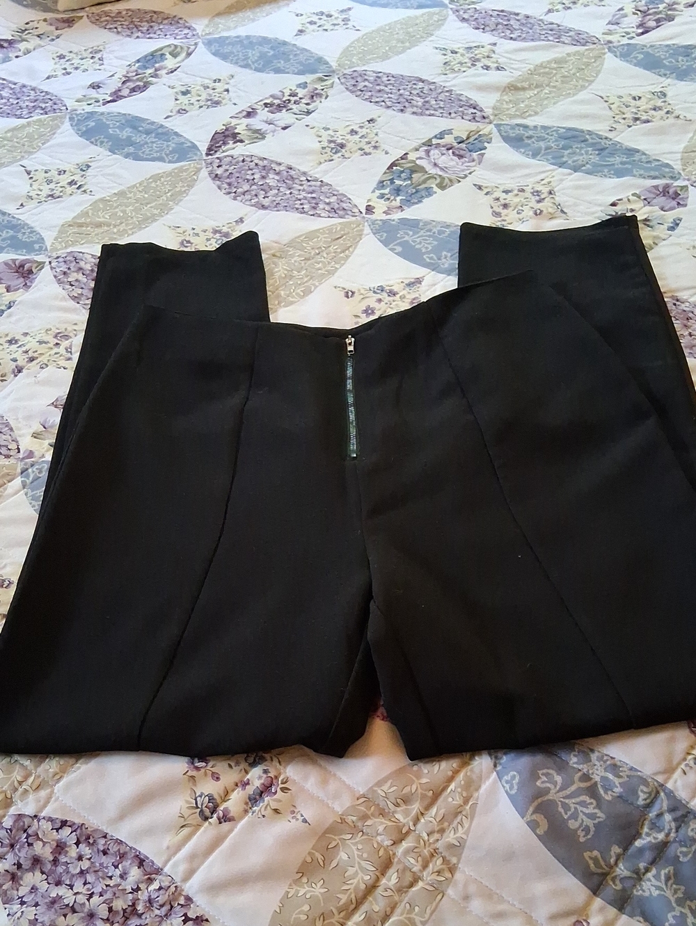 Like New! 4th and Reckless.Classic Black Women's Dress Pants. Size M